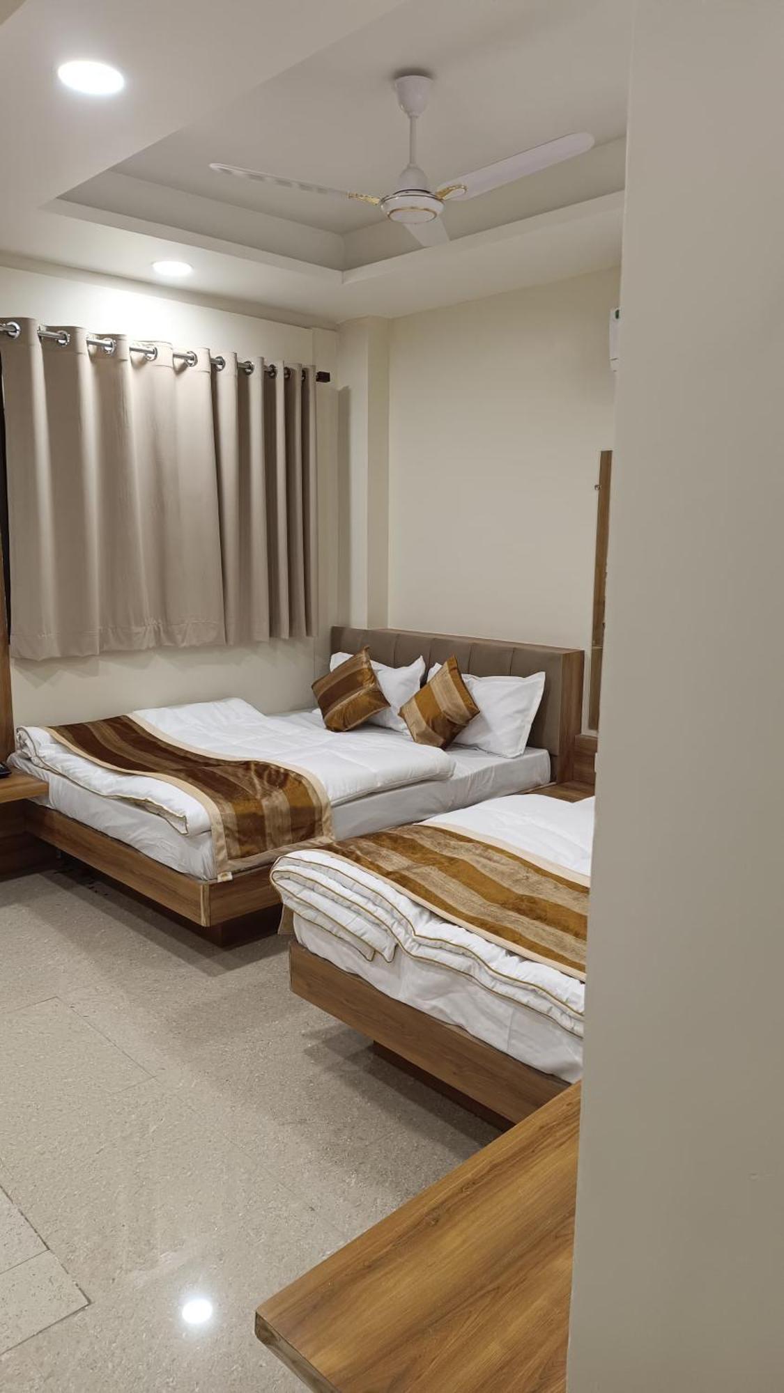 Shree Shyamraj Hotel Ujjain Ngoại thất bức ảnh