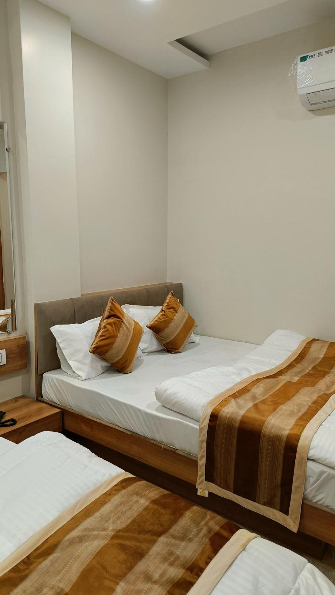 Shree Shyamraj Hotel Ujjain Ngoại thất bức ảnh