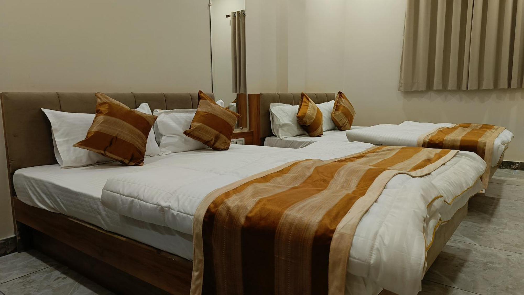 Shree Shyamraj Hotel Ujjain Ngoại thất bức ảnh
