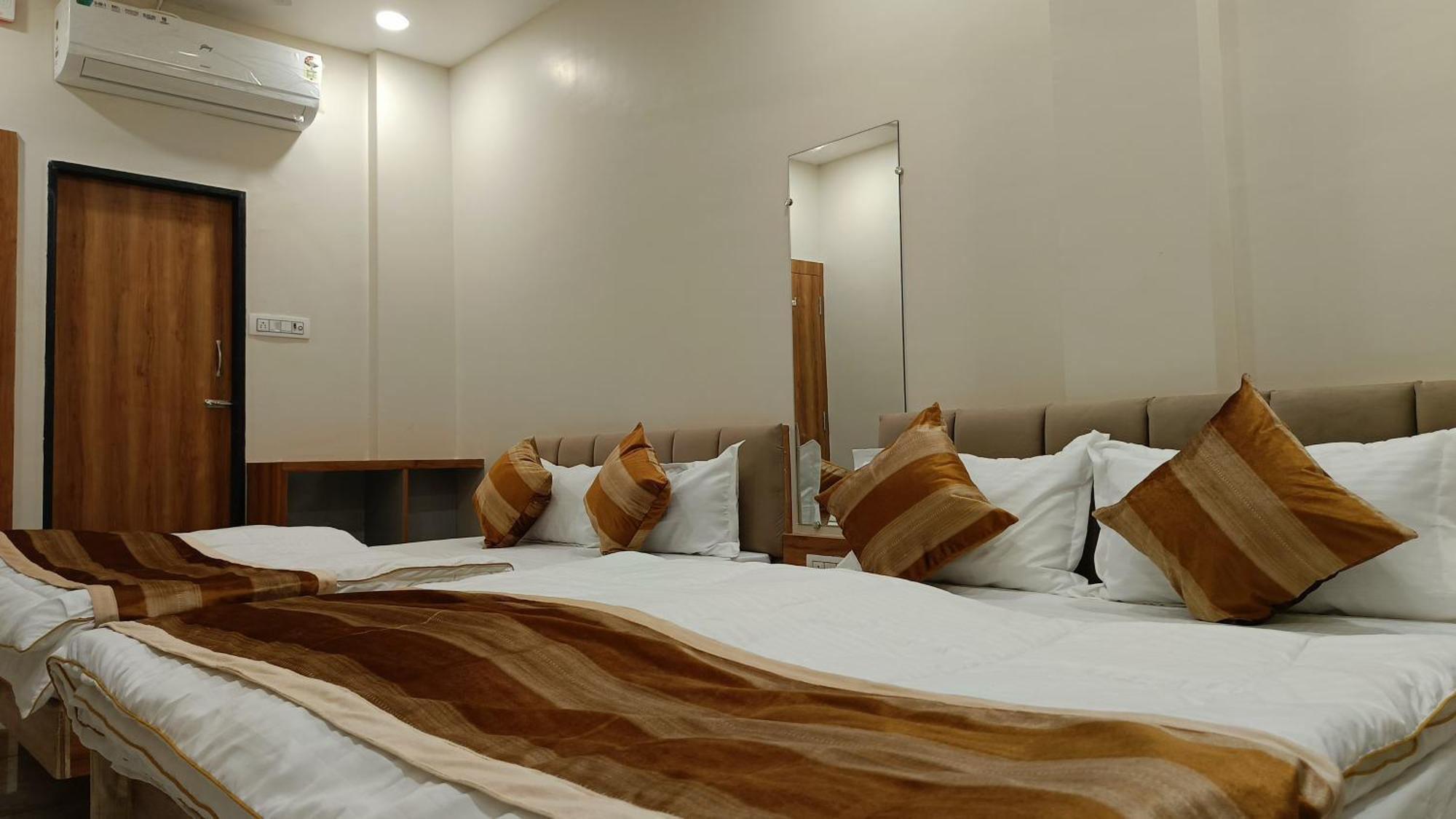 Shree Shyamraj Hotel Ujjain Ngoại thất bức ảnh