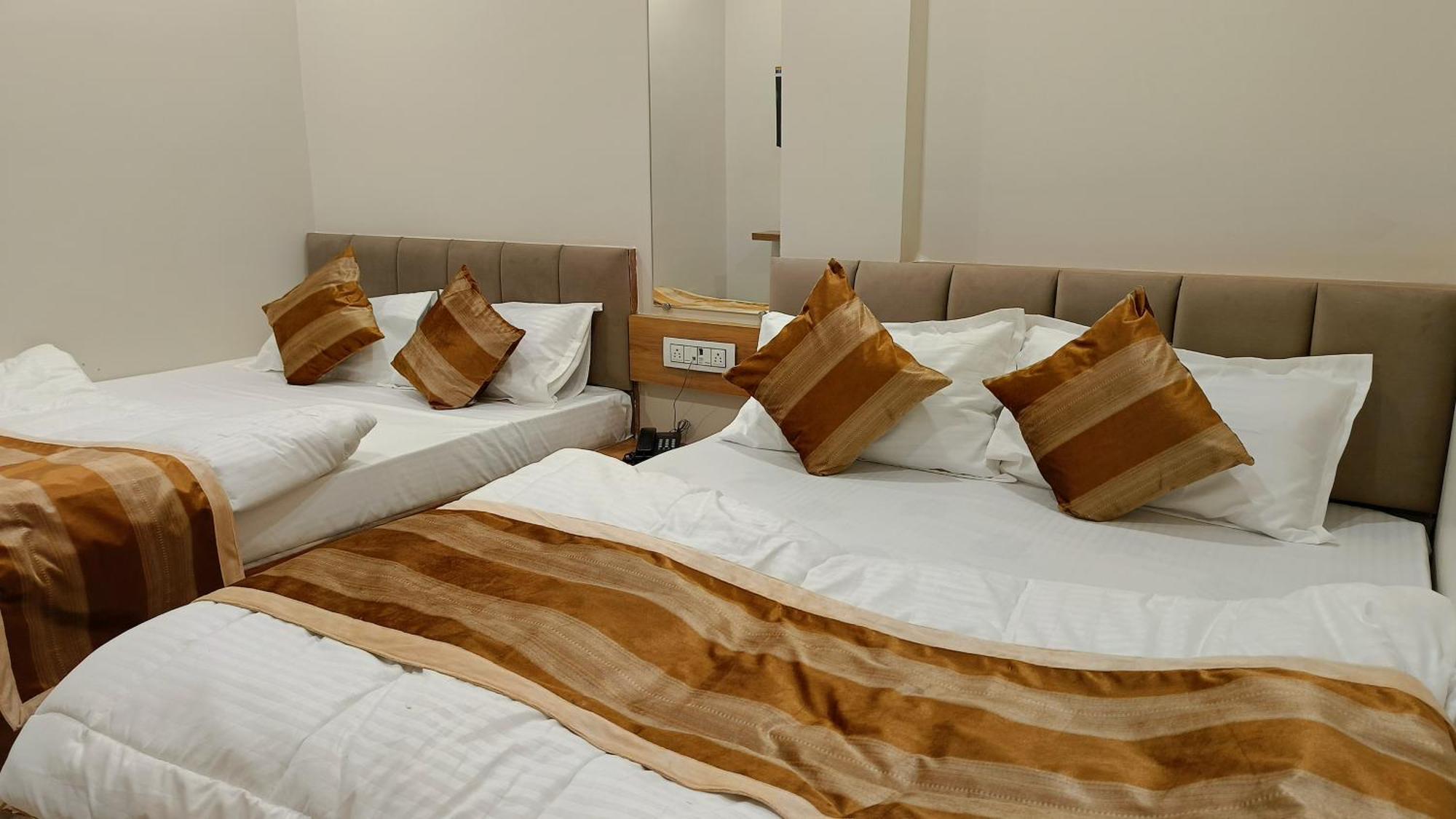 Shree Shyamraj Hotel Ujjain Ngoại thất bức ảnh