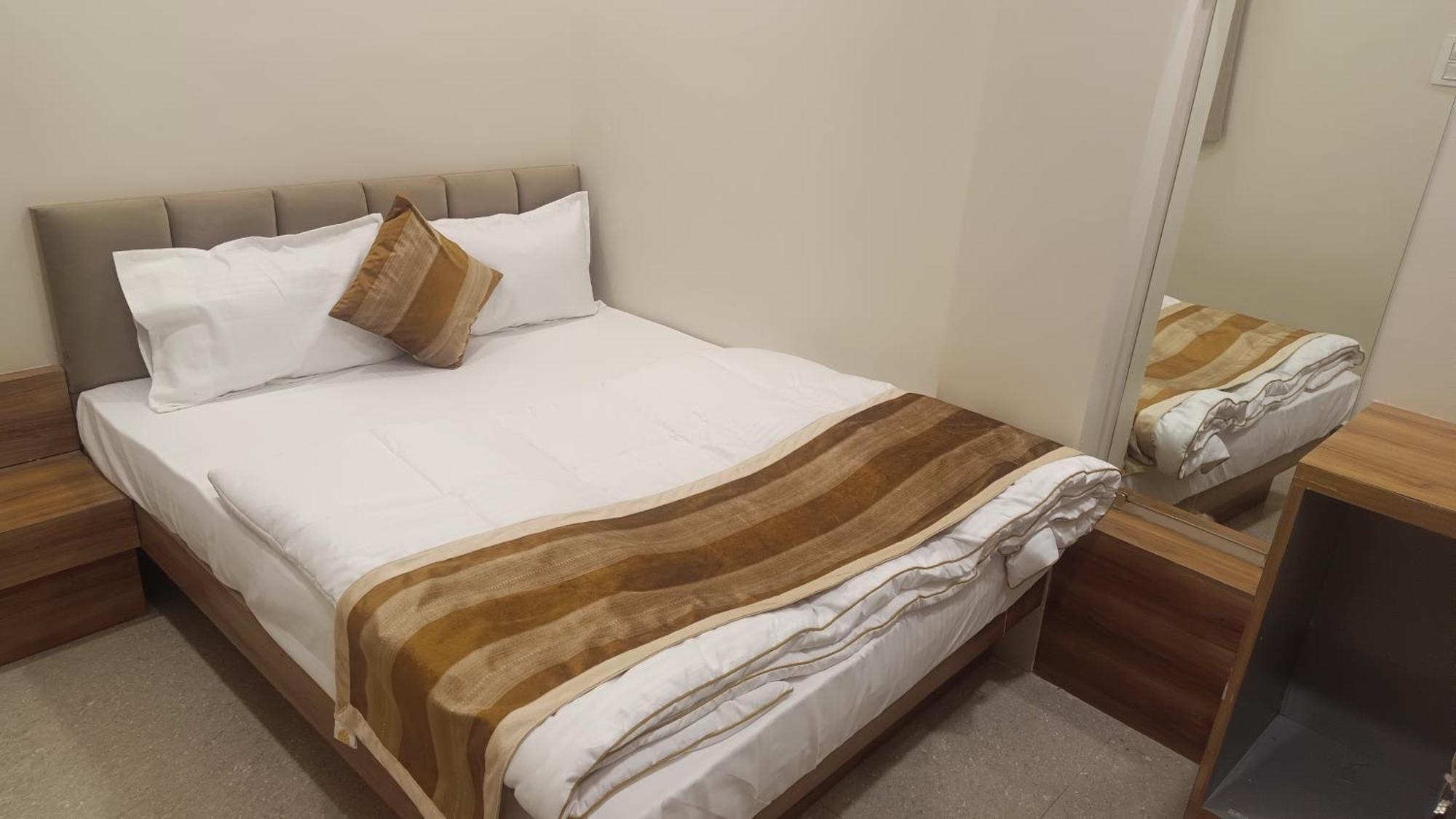 Shree Shyamraj Hotel Ujjain Ngoại thất bức ảnh